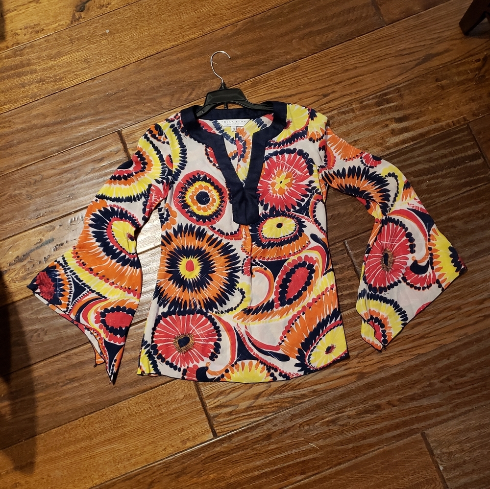 Gorgeous Trina Turk flowy blouse size small